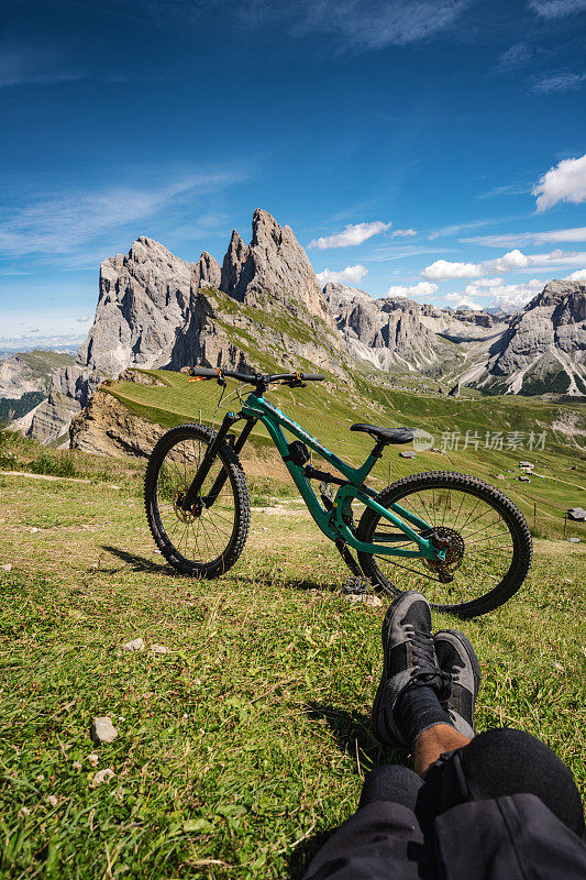 在Dolomites户外山地自行车:放松在Odle Seceda著名的地标